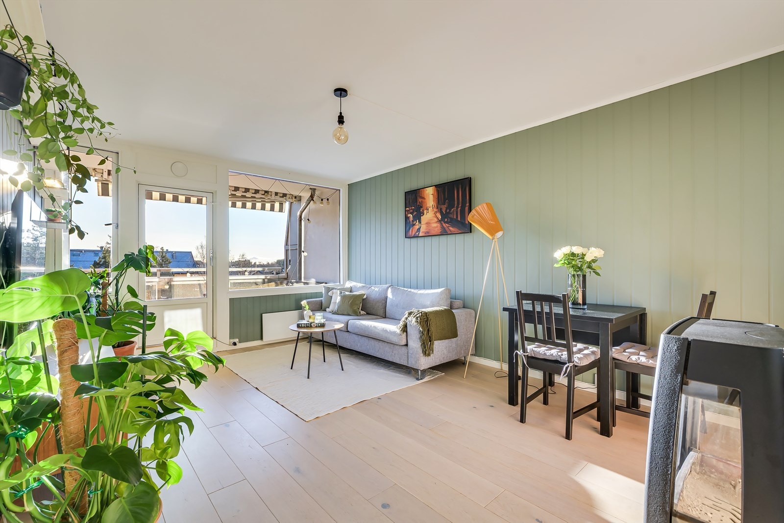 Lys og hyggelig stue med god plass til sofagruppe, tv-møbler, spisebord og annet ønsket møblement. Galleribilde