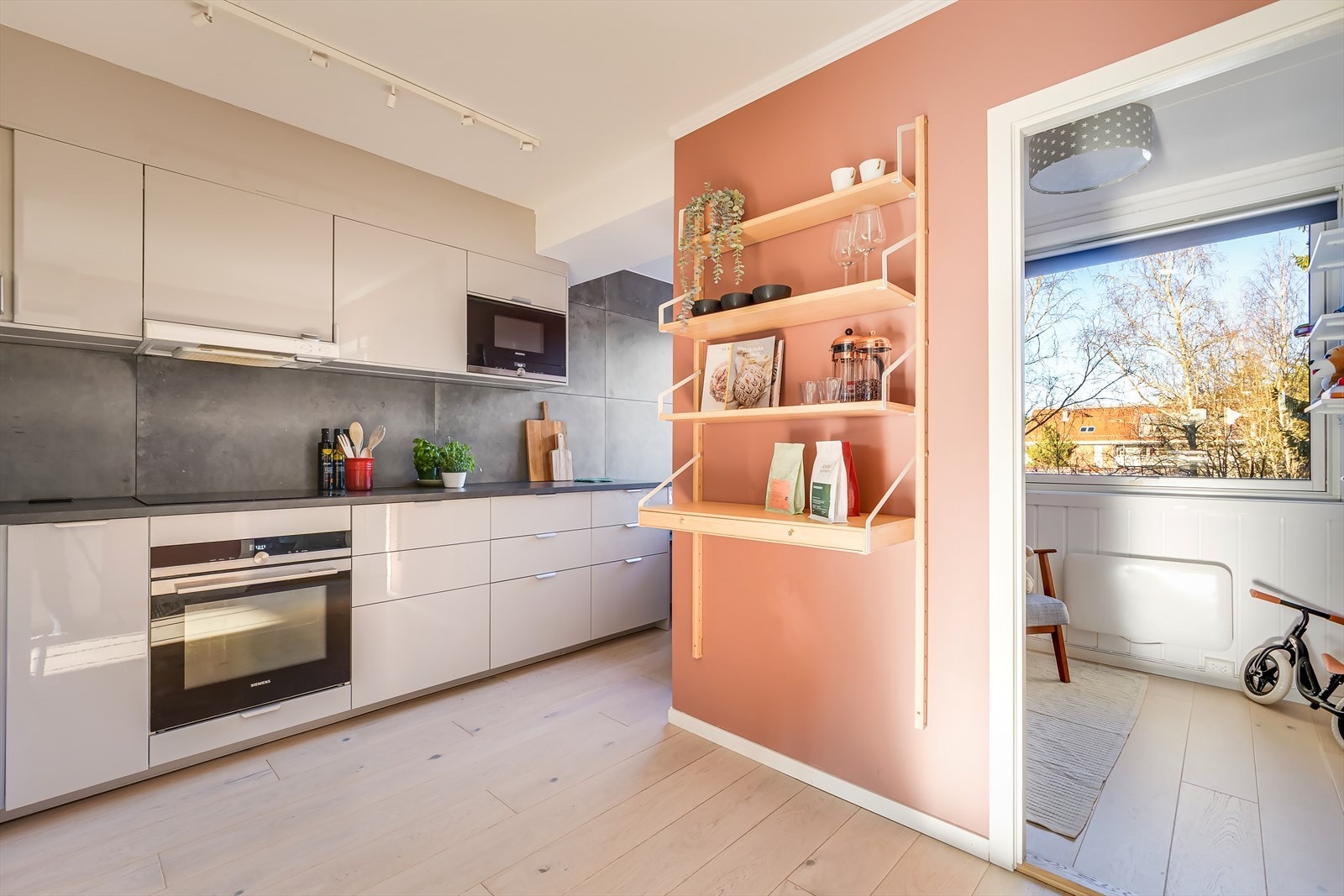 Hele leiligheten er malt i moderne og tidsriktig farger, og gulvet er dekket med lyst 1-stavs parkett Galleribilde