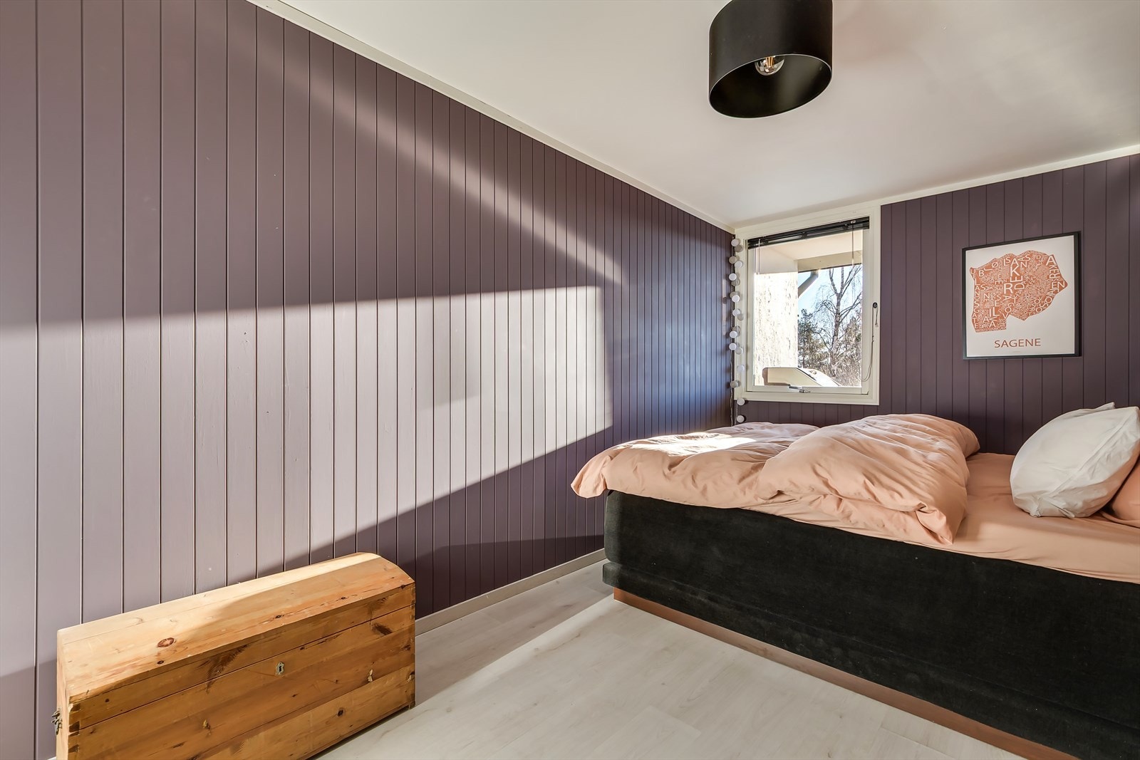 Romslig soverom med plass til dobbeltseng, nattbord og tilhørende møblement. Galleribilde