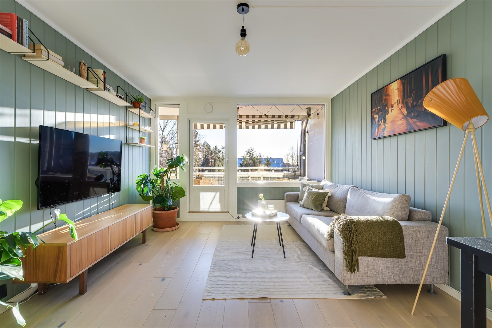 Silje Heggø v/Nordvik Bolig har gleden av å presentere Harald Hårfagres vei 34B! (Foto: Kenneth Willassen) Galleribilde