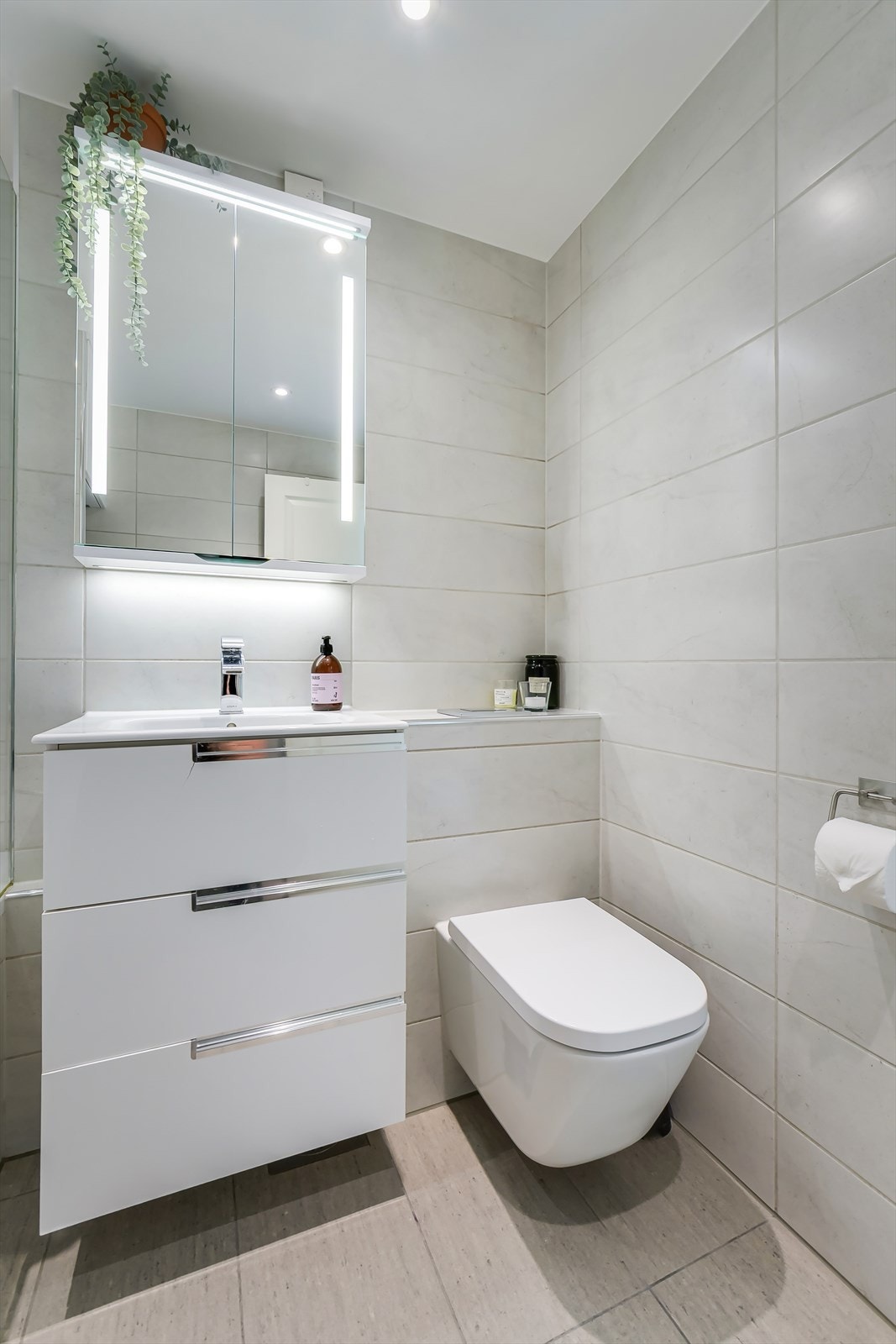 Innredningen består av nedfelt servant med underskap, speilskap, vegghengt toalett og badekar med dusjopplegg. Galleribilde