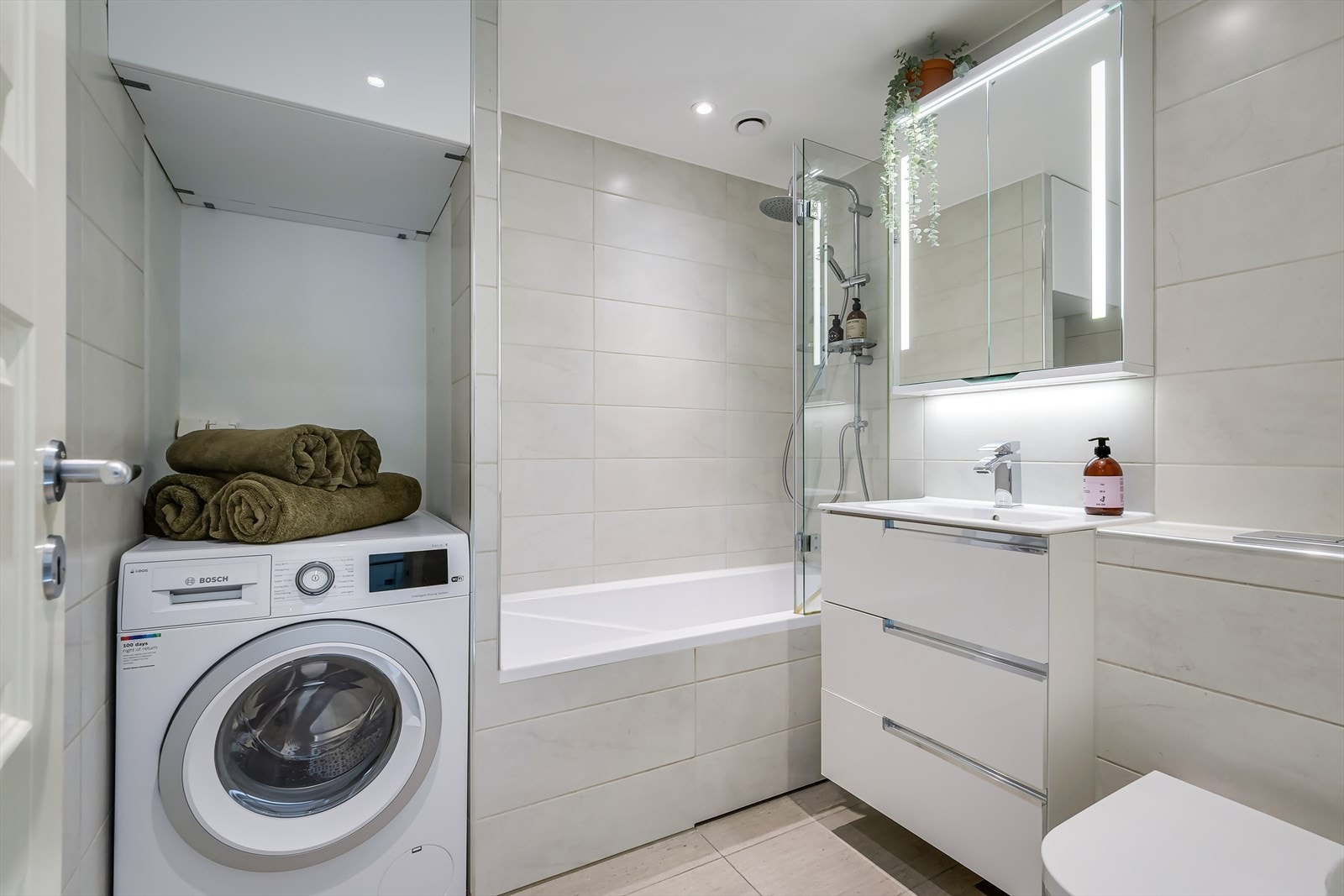 Flott bad med behagelig gulvvarme, downlights i taket og opplegg for vaskemaskin. Galleribilde