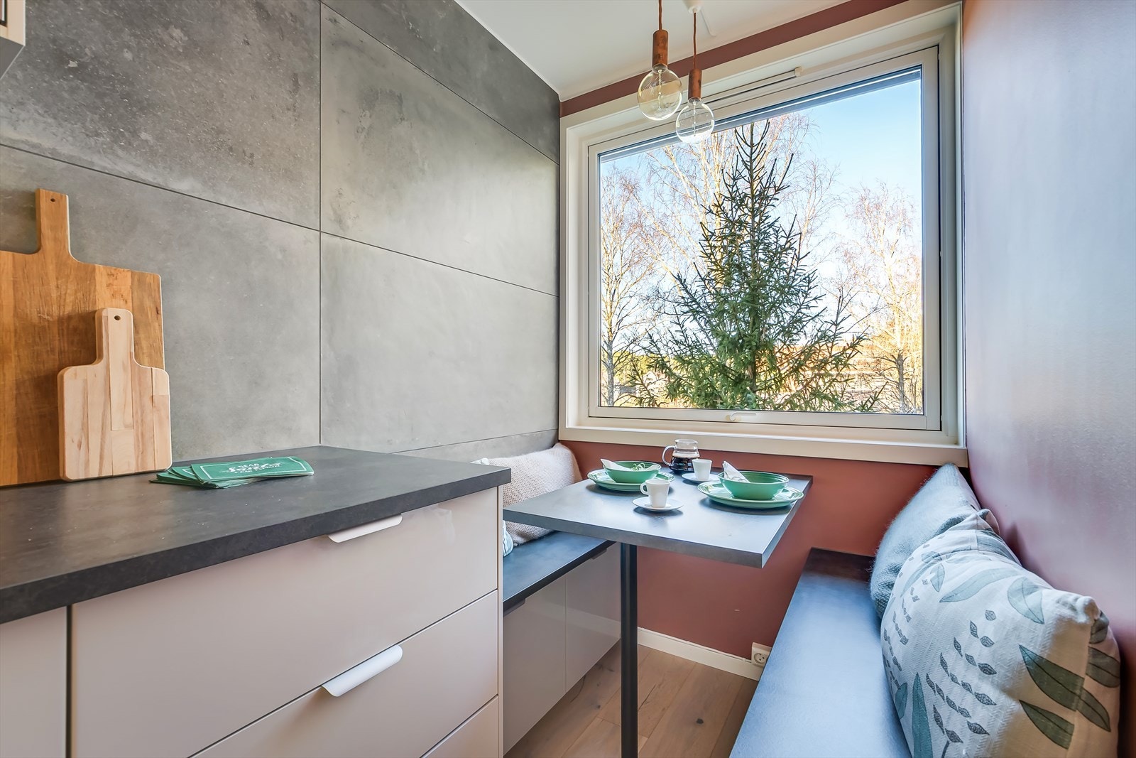 Plassen er godt utnyttet med en koselig sittegruppe ved vinduet. Galleribilde