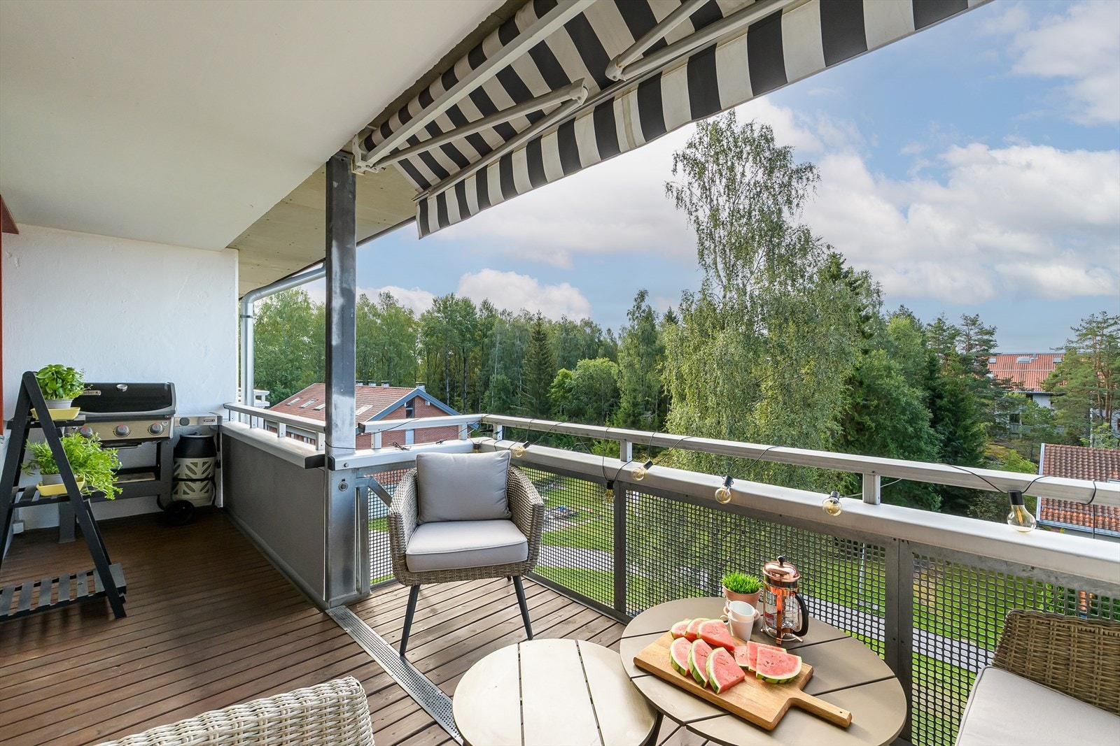 Grønn og hyggelig utsikt på sommerstid Galleribilde