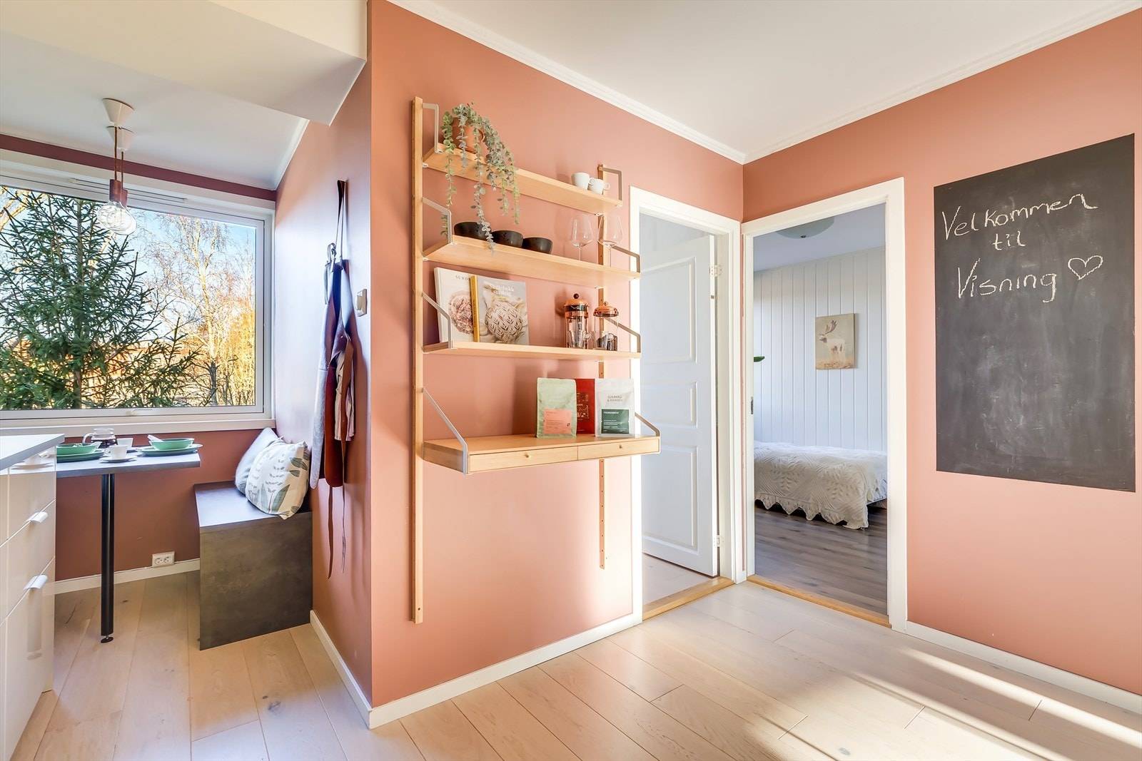 Den gjennomgående planløsningen sikrer gode lysforhold i hele leiligheten. Galleribilde