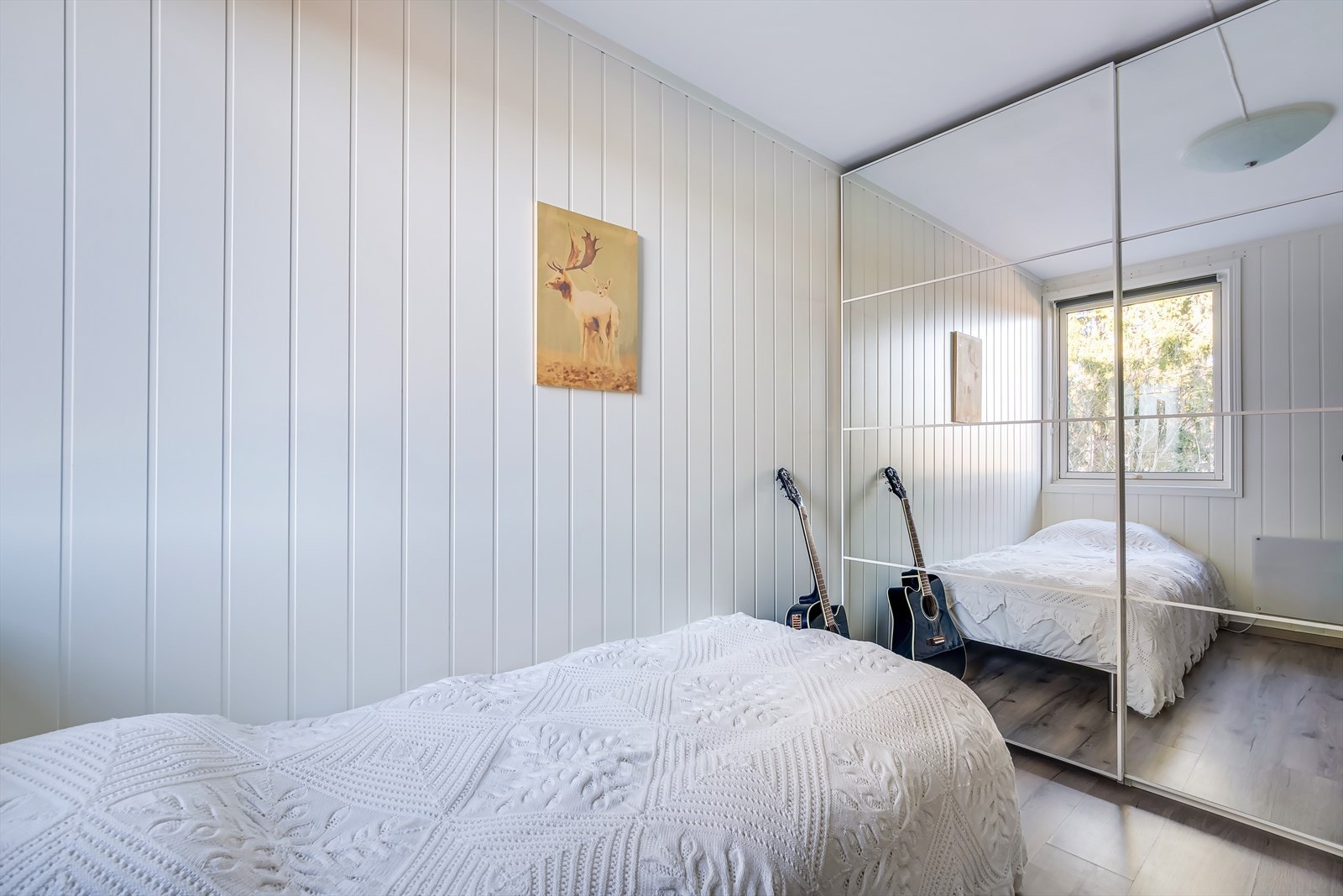 Det er god lagringsplass i den store skyvedørsgarderoben. Galleribilde