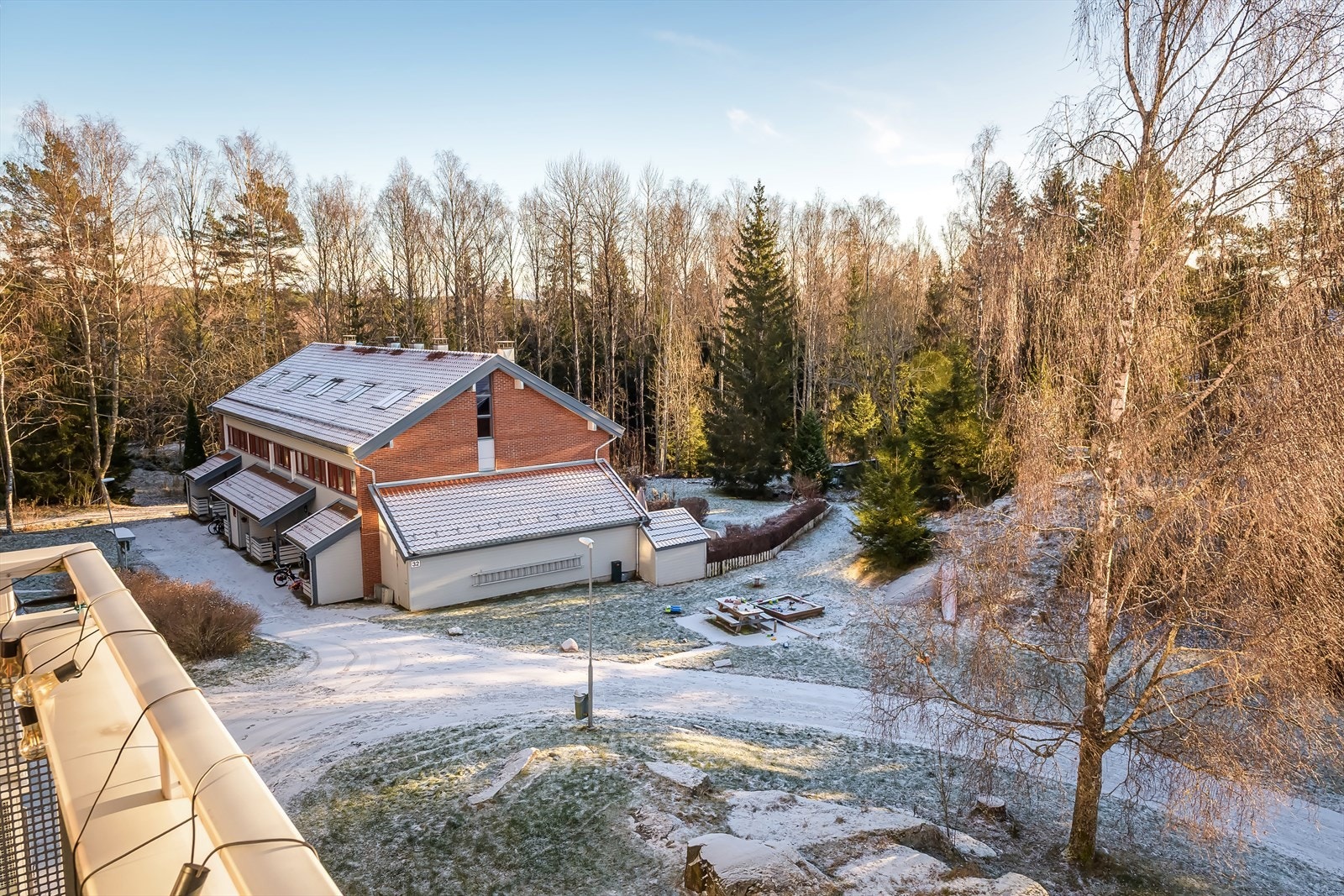 Herlig sørvendt balkong på ca. 11m² med plass til diverse utemøbler. Galleribilde
