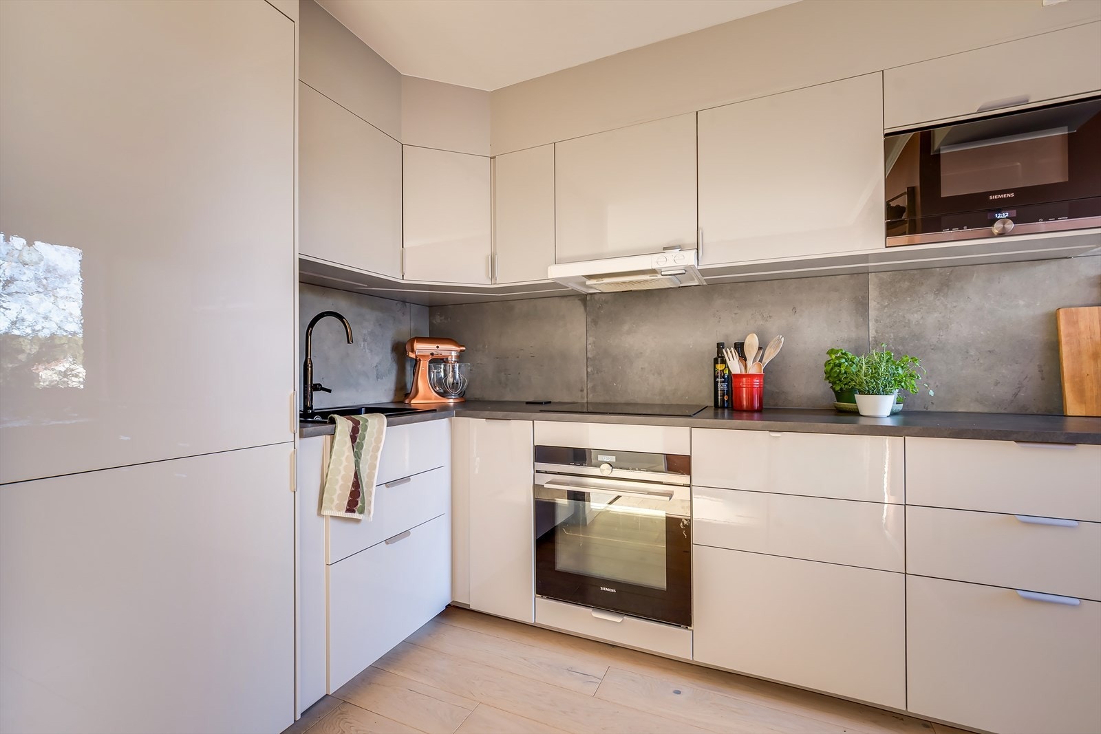 Kjøkkenet er fra 2020 og har en stilren innredning med hvite fronter og laminert benkeplate. Galleribilde