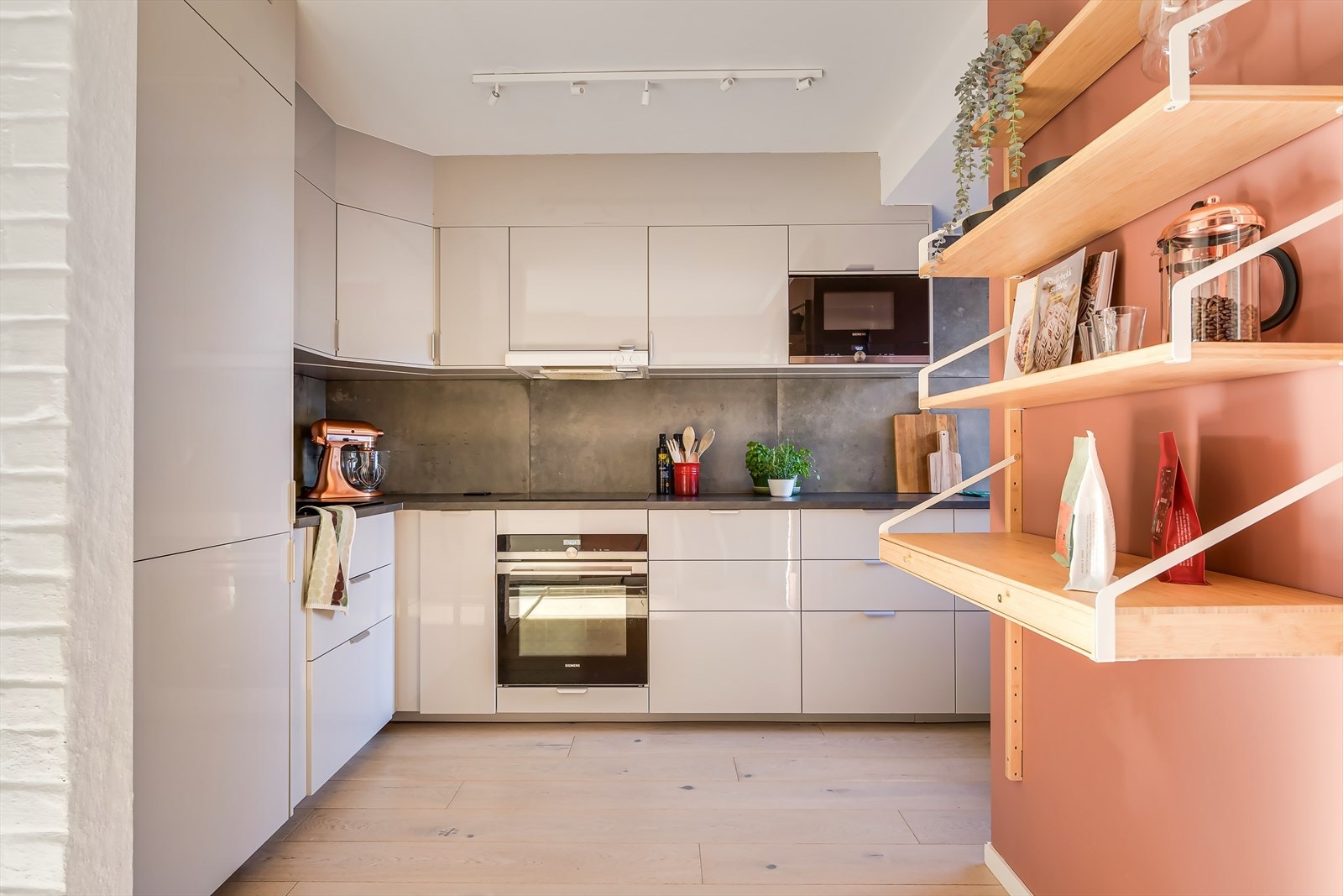 Flott separat kjøkken med en funksjonell og praktisk utforming hvor det er godt med skap- og benkeplass. Galleribilde