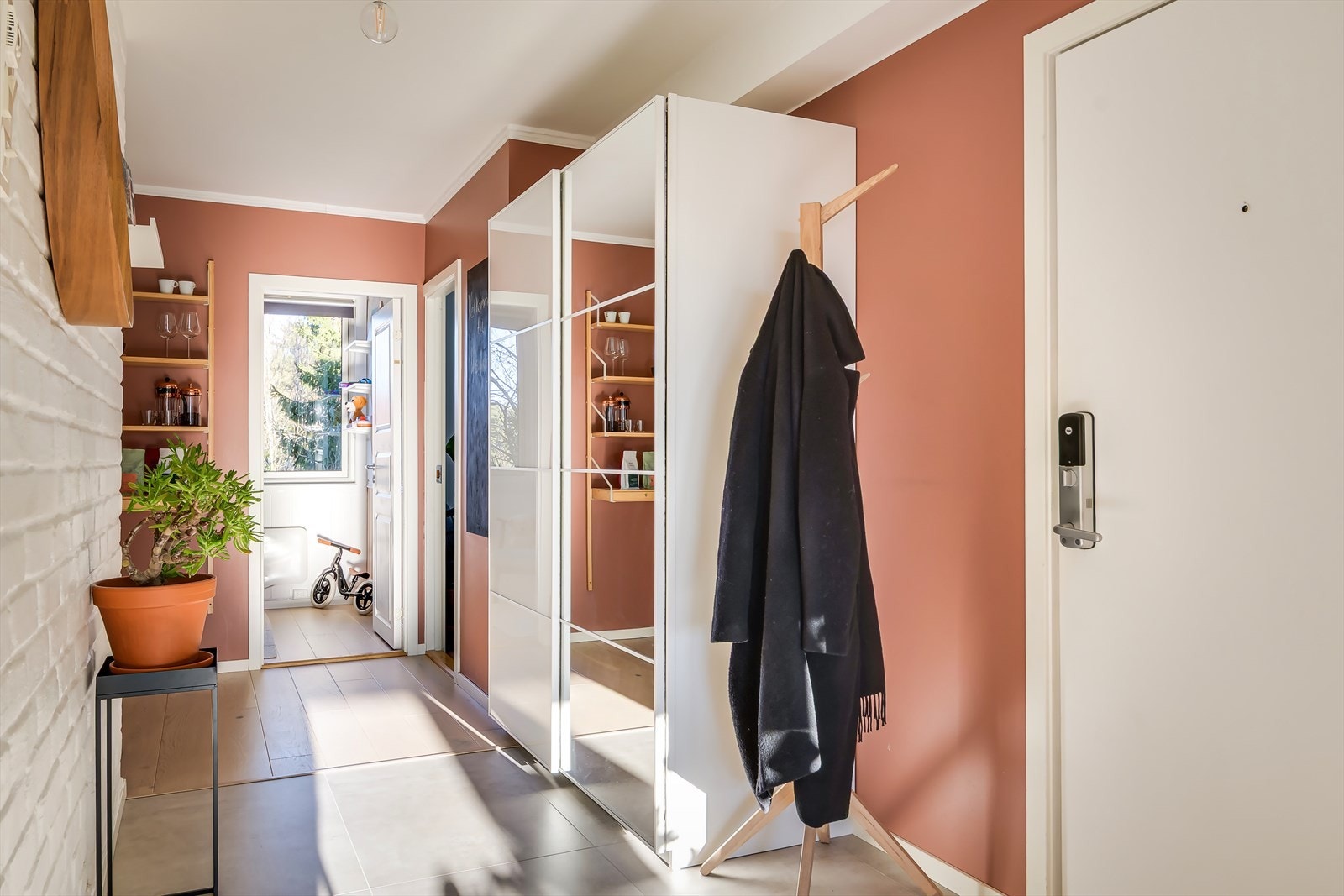 Entréen/gangen har god plass til å henge fra seg yttertøy og sette fra seg sko i garderobeskapet. Galleribilde