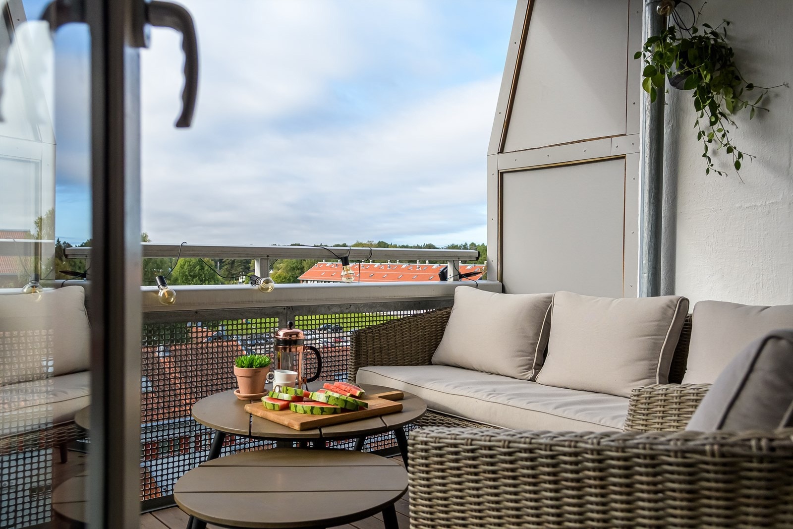 Fra stuen er det direkteutgang til romslig balkong Galleribilde