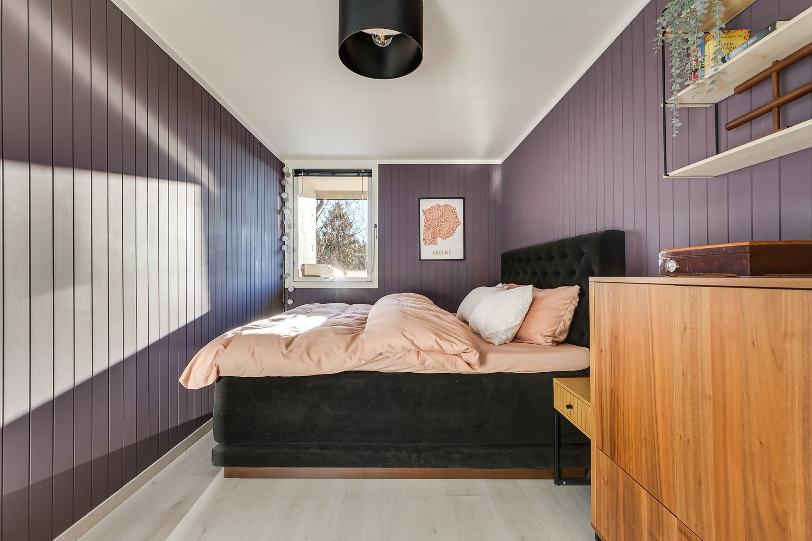 Soverommet er malt i en behagelig lillafarge. Galleribilde