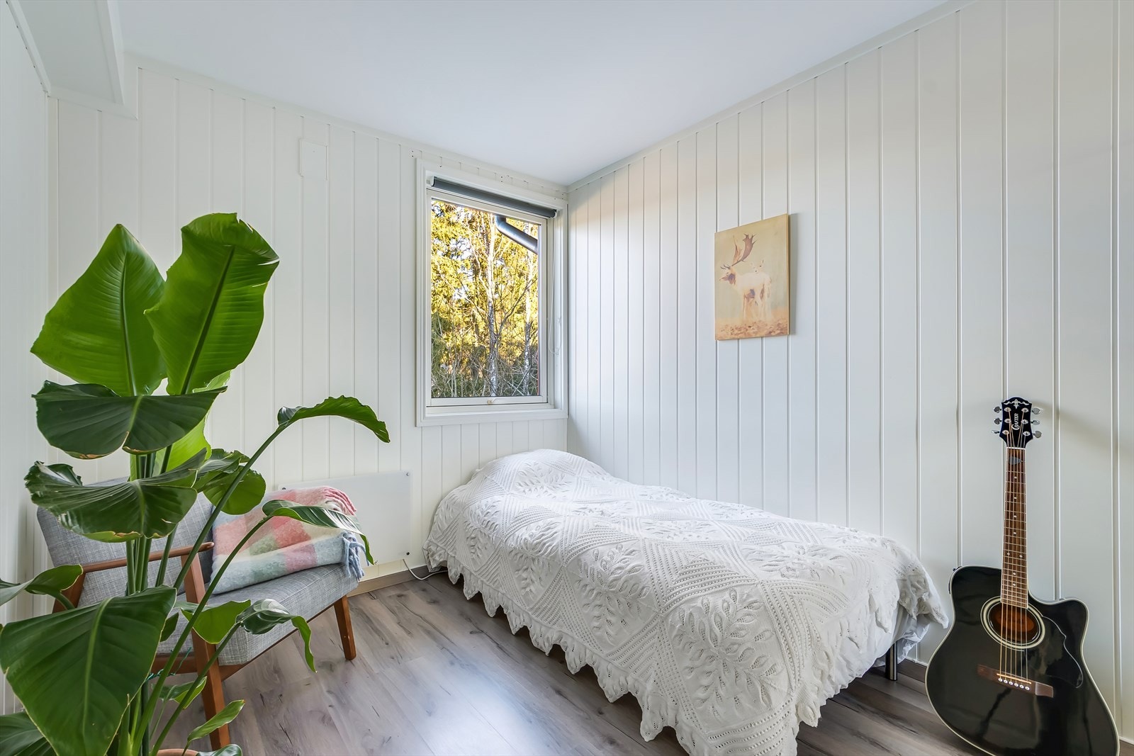 Soverom 2: Flott soverom med god plass til seng og tilhørende møbler. Galleribilde