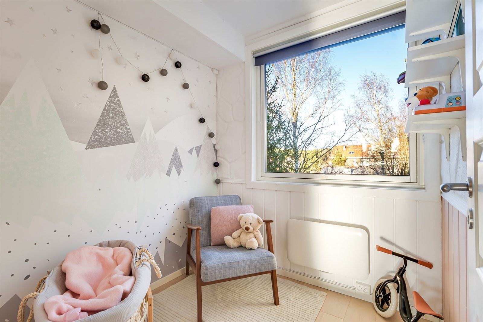 Et allsidig rom som fint kan benyttes som kontor eller barnerom. Rommet er egentlig en del av kjøkkenet, men det er satt opp lettvegger slik at det er etablert et ekstra rom Galleribilde