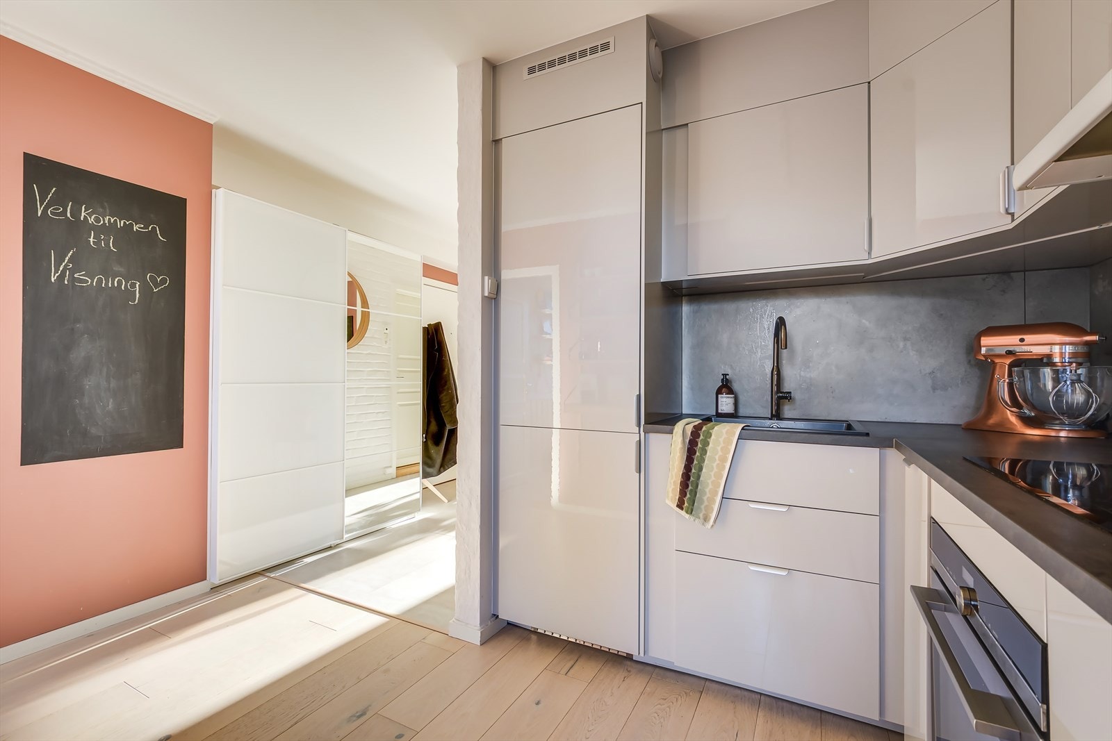 Kjøkkenet er velutstyrt med integrerte hvitevarer som oppvaskmaskin, kjøl/fryseskap, mikroovn, stekovn og platetopp. Galleribilde