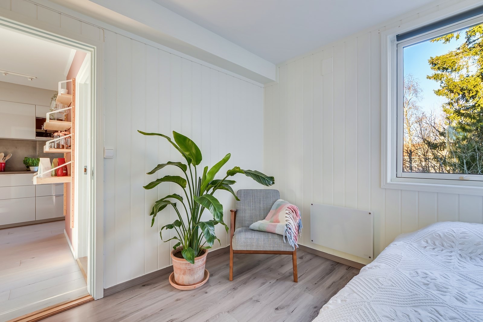 Rommet har lyse, malte vegger, og gulvet er dekket med laminat. Galleribilde