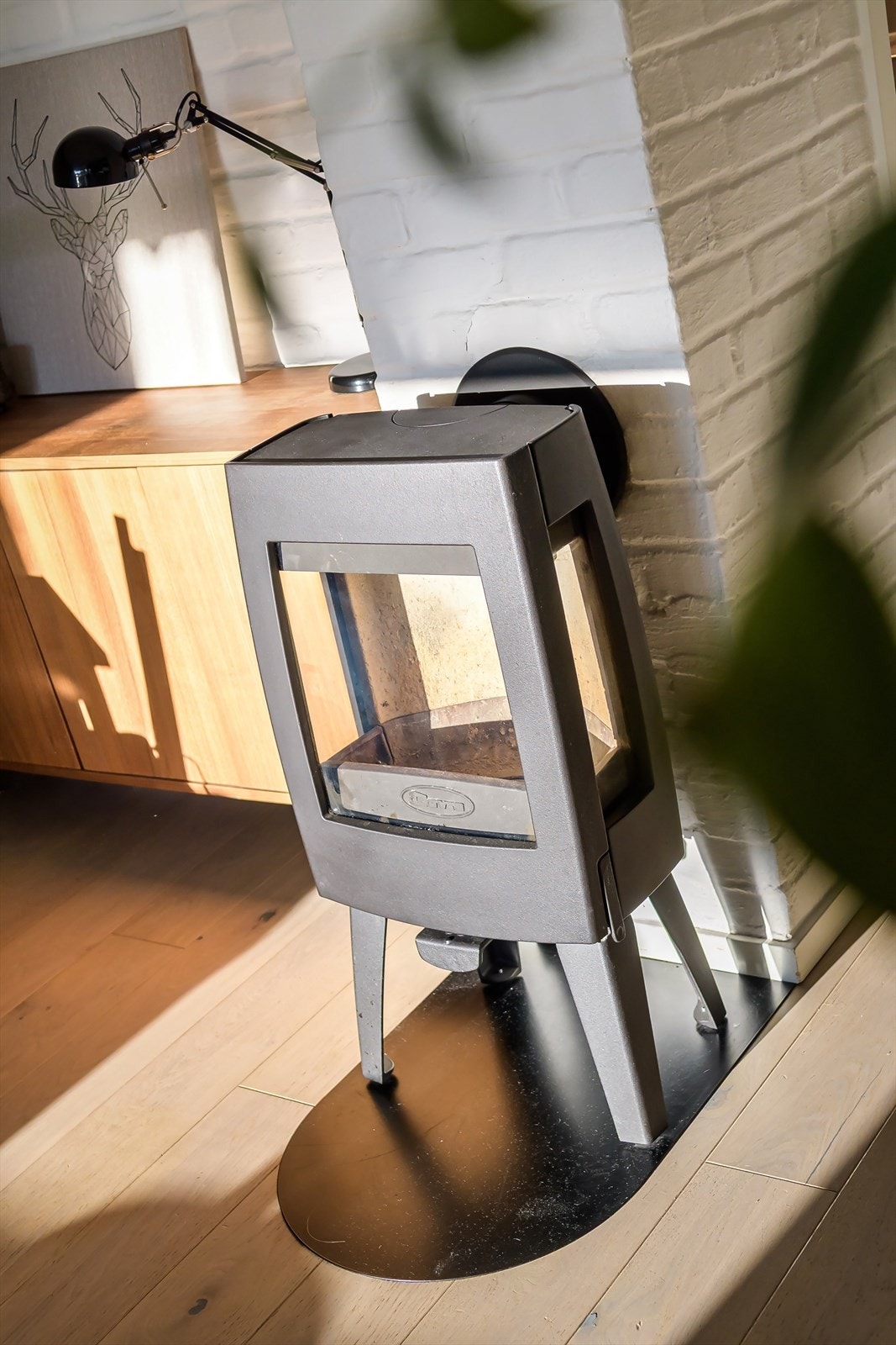 En flott peis i rommet sørger for ekstra varme på kalde vinterdager. Peisen ble etablert i 2022. Galleribilde