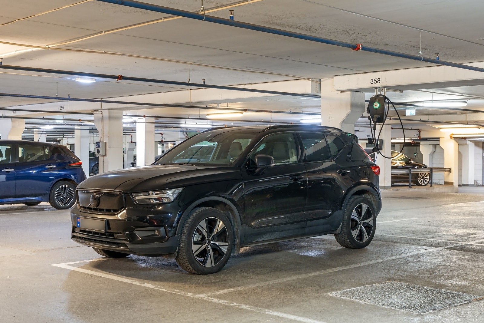 Det følger egen parkeringsplass med lader. Galleribilde