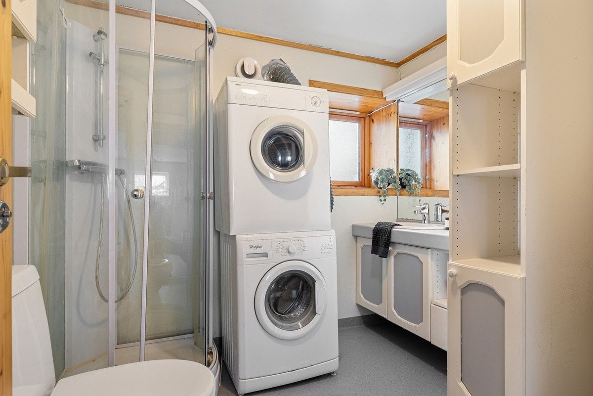 Vaskemaskin/ tørketrommel på bad Galleribilde