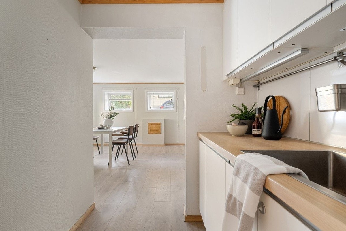 Kjøkken mot spiseplass Galleribilde