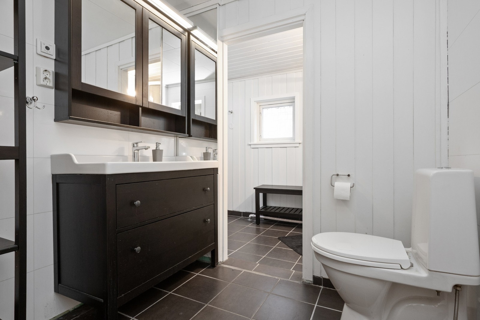 Baderom fra 2018 med gulvvarme og flislagt gulv Galleribilde