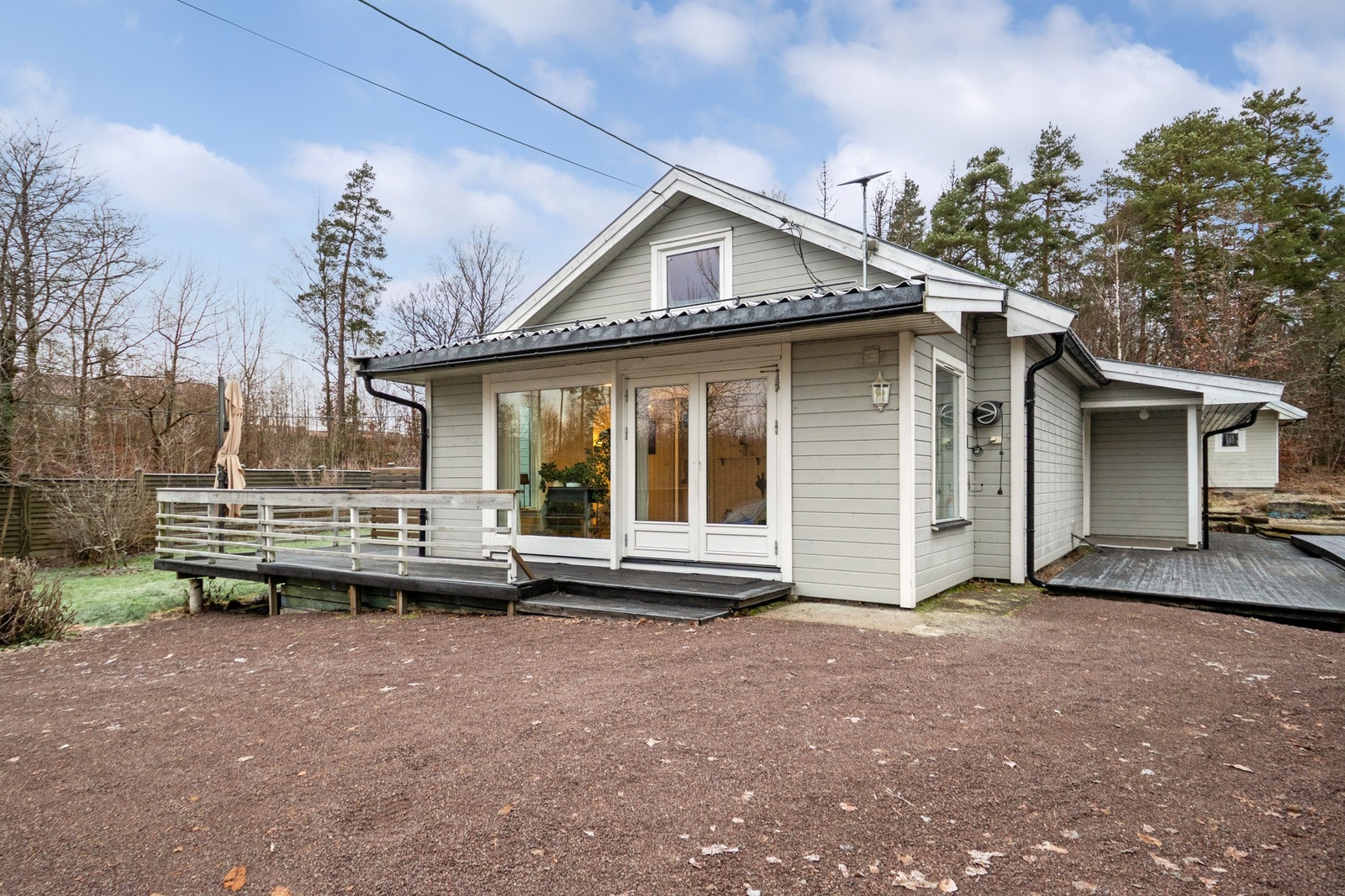 Her sett fra gårdsplass mot stue og solrik vinkelterrasse Galleribilde
