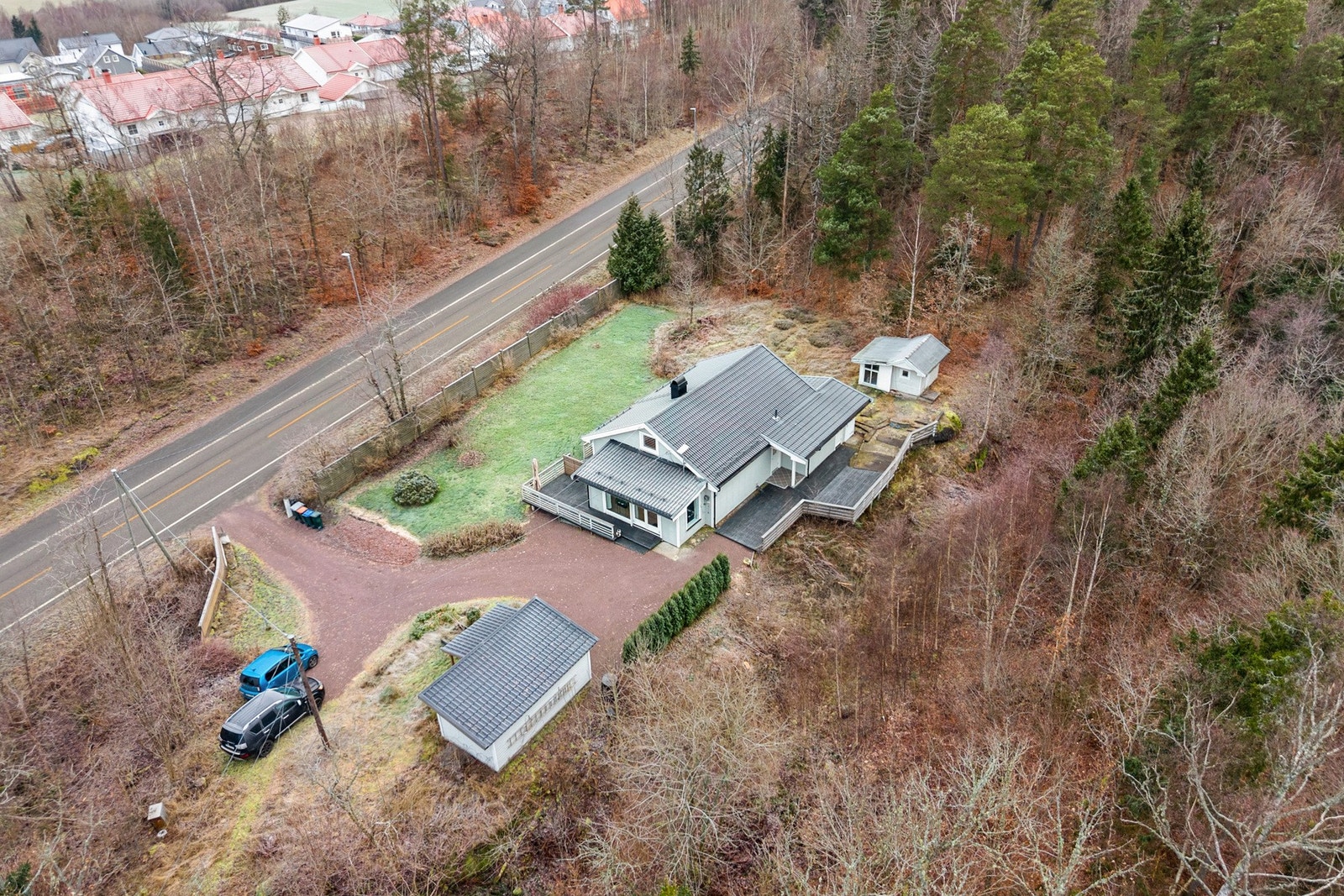 Landlig enebolig med garasje på stor solrik tomt - kort vei til barnehage og skole Galleribilde