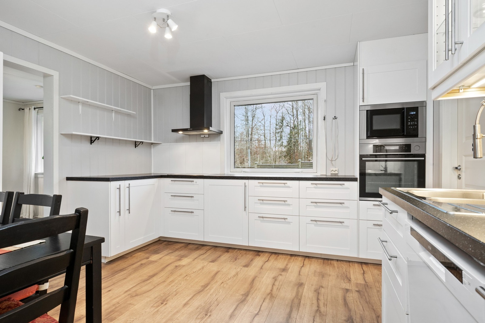 Kjøkkenet ligger i eget avdelt rom og har fin størrelse Galleribilde