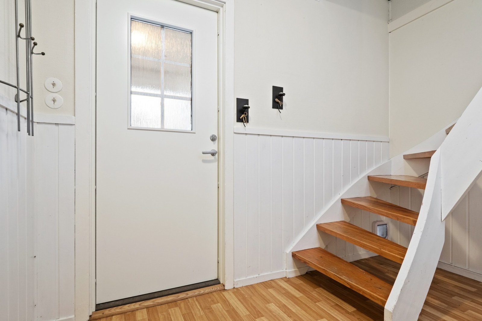 Entrè/gang med trapp opp til loftsetasjen Galleribilde