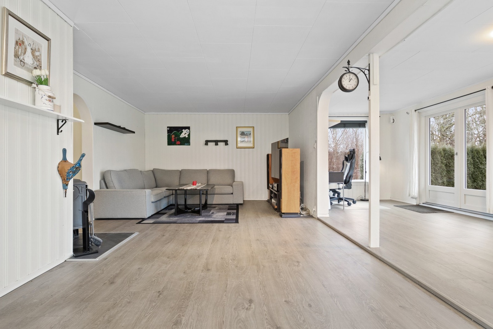 Stuen er av god størrelse og har fleksible innredningsmuligheter Galleribilde