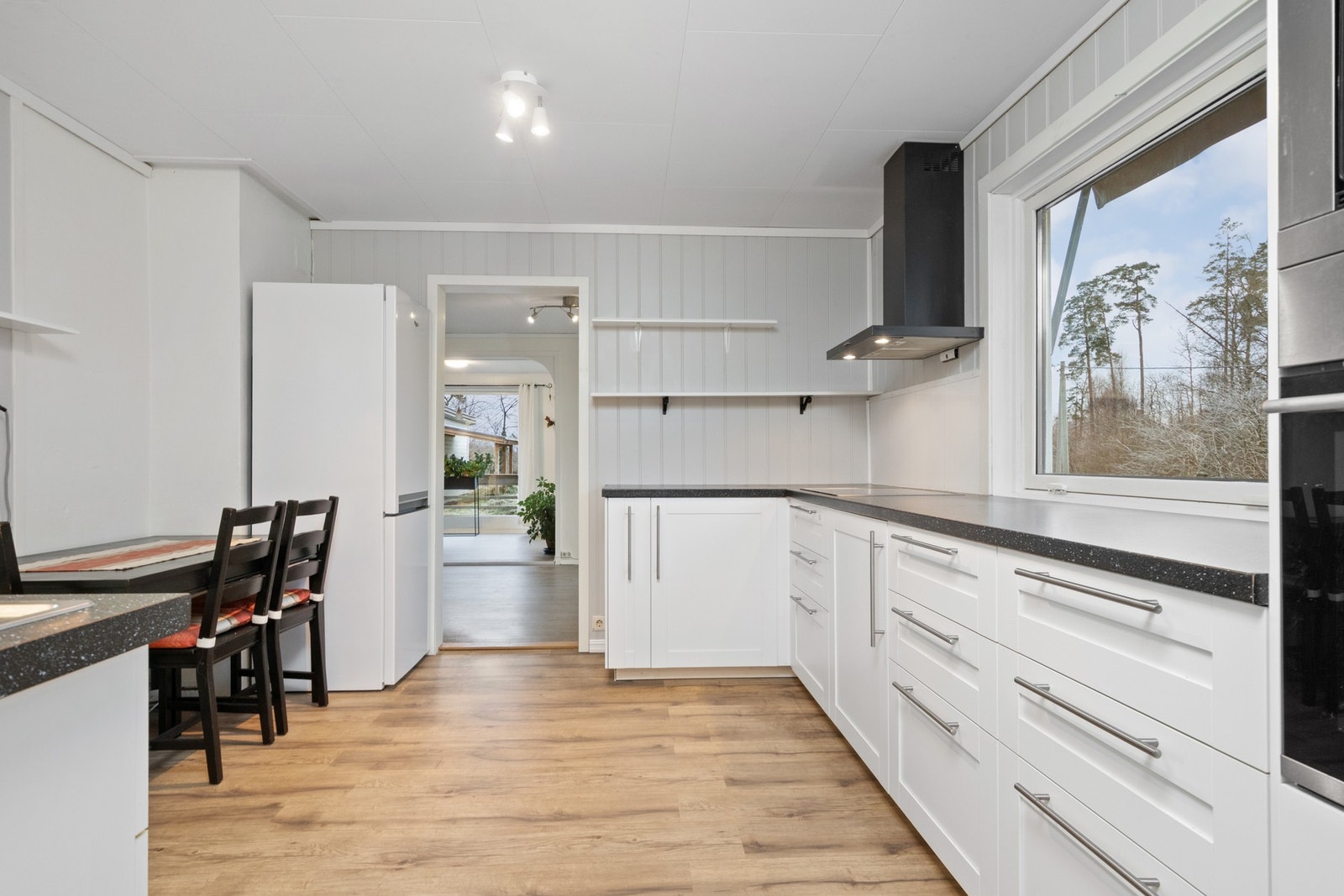 Kjøleskap, komfyr, oppvaskmaskin og microbølgeovn medfølger i handelen. Galleribilde