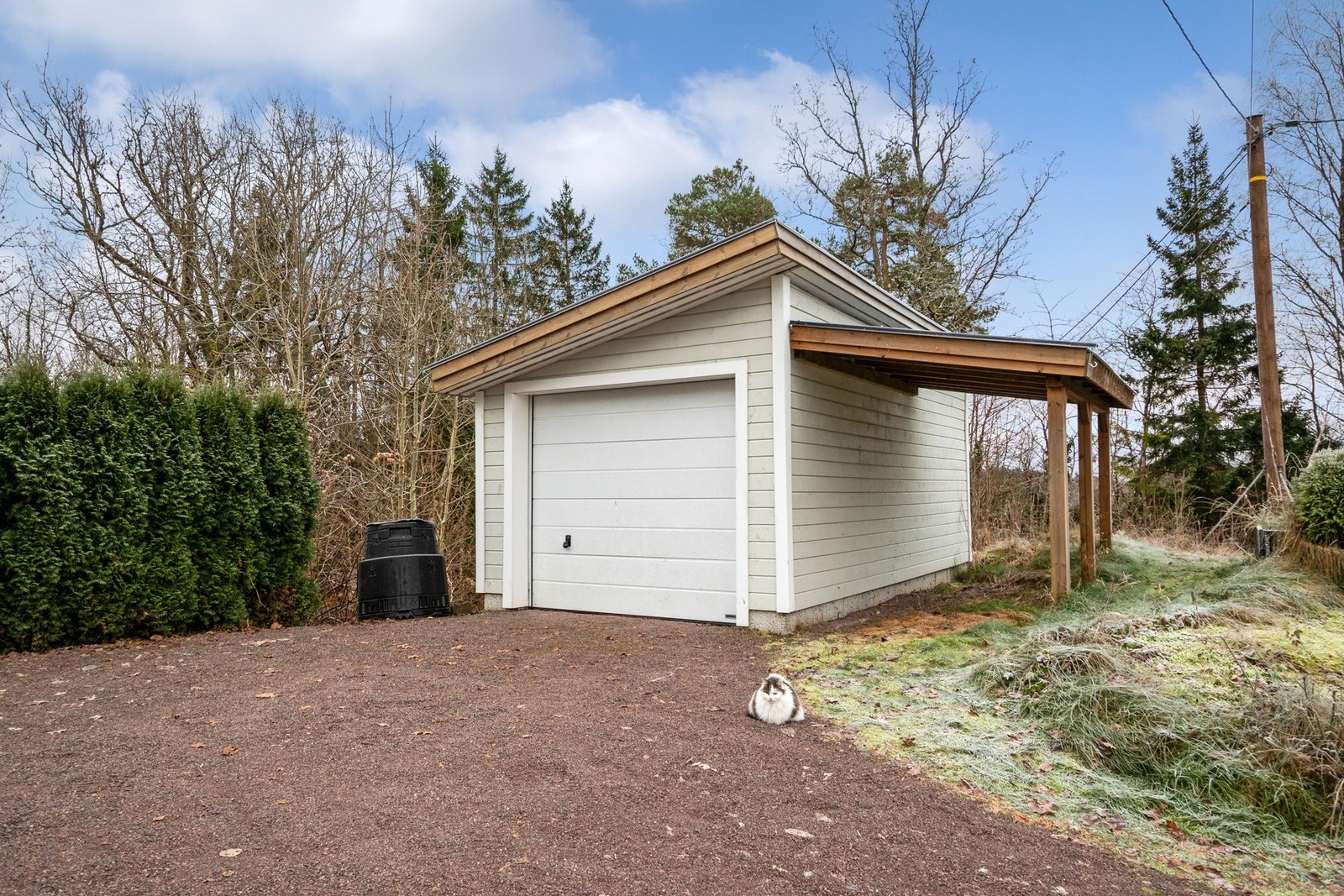 Frittliggende garasje med carport - ellers svært gode parkeringsmuligheter på stor gårdsplass Galleribilde