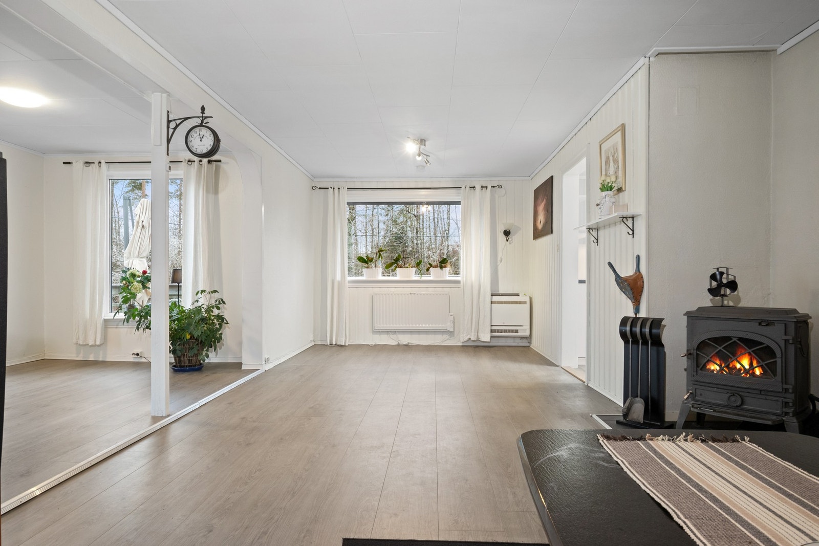 Lys romslig stue med både peisovn og varmepumpe Galleribilde