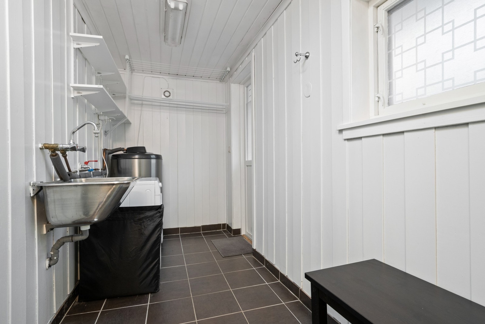 Egen vaskeromavdeling i tilknytning til badet hvor det er praktisk utgang ut Galleribilde