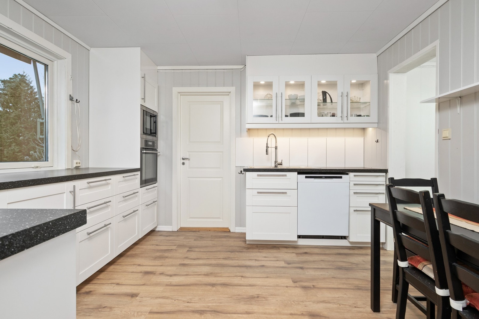 Pent kjøkken fra 2017 hvor det er godt med skap og benkeplass Galleribilde