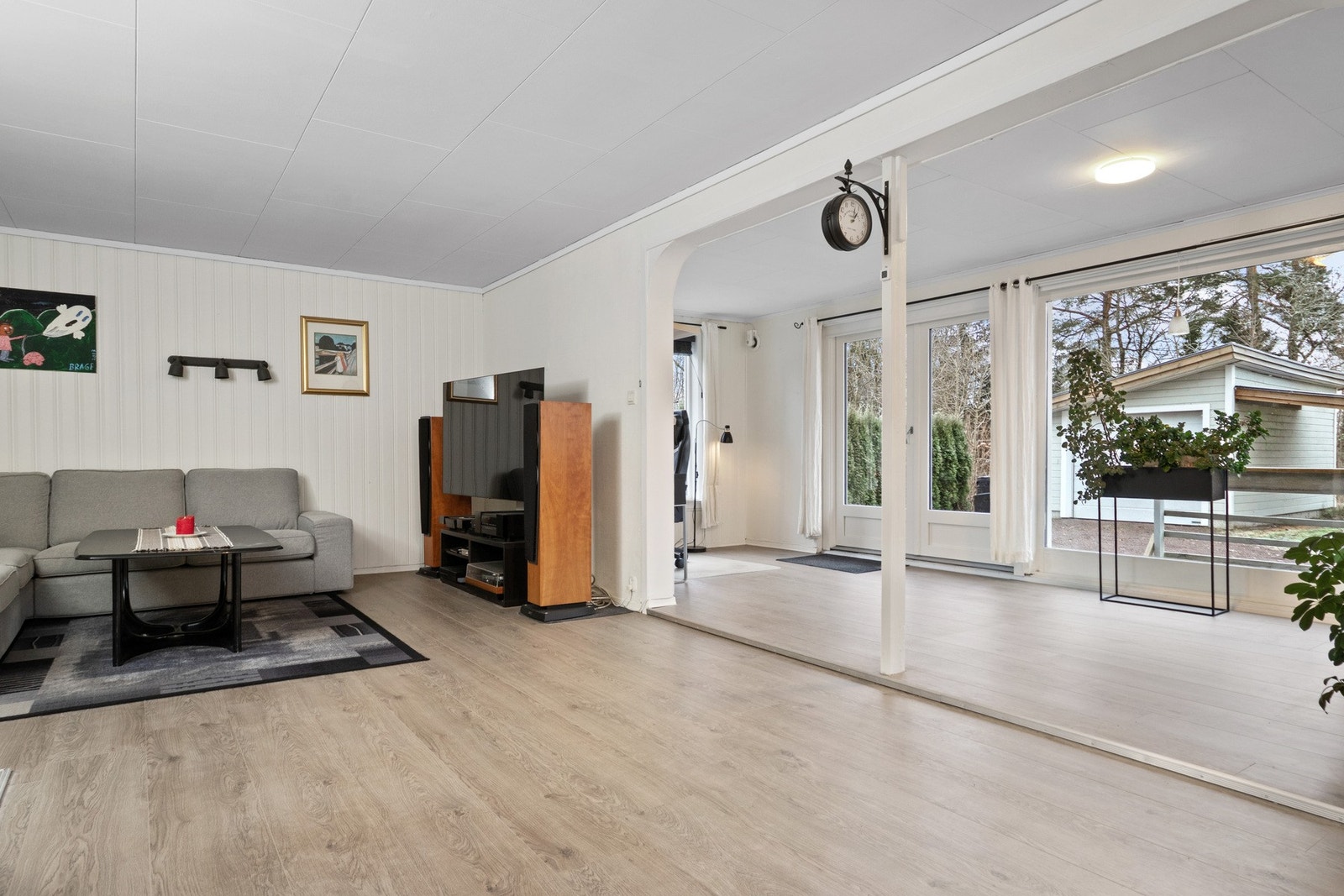 Det er godt med vinduer som slipper inn rikelig med naturlig lys Galleribilde