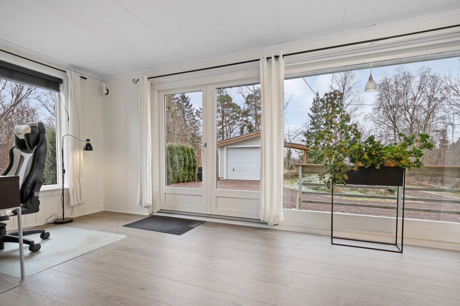 Det er utgang til stor vinkelterrasse som har sol fra tidlig formiddag til sent på kvelden Galleribilde