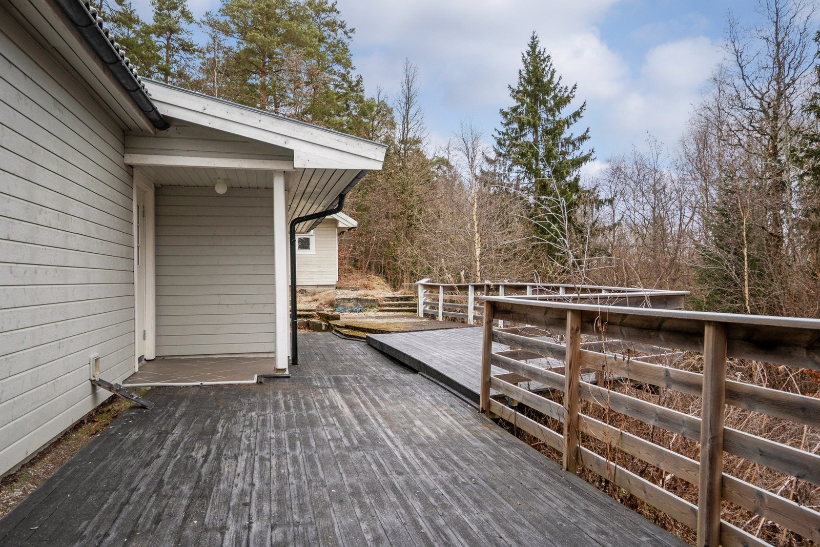 Her sett mot inngangsparti med store uteplasser Galleribilde