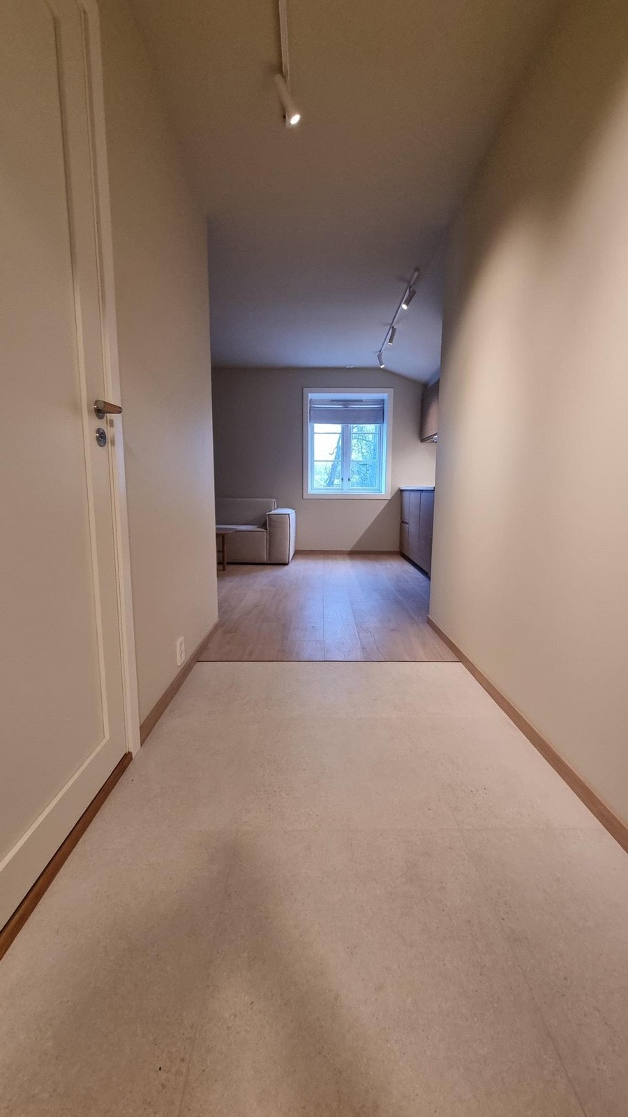 Praktisk, flislagt gang m/varm i gulv Galleribilde