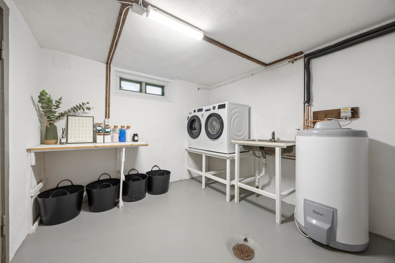 Bod med opplegg for vaskemaskin Galleribilde