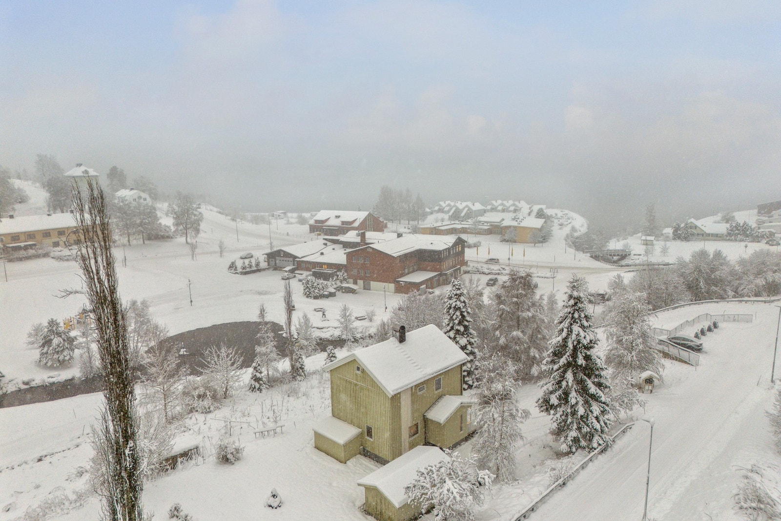 Det er rusleavstand bort til butikk, samt gangavstand til barnehage, skole og idrettsanlegg Galleribilde