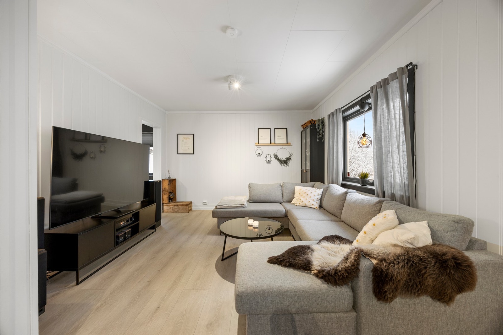 Det er lyse veggoverflater og tidsriktig gulv Galleribilde