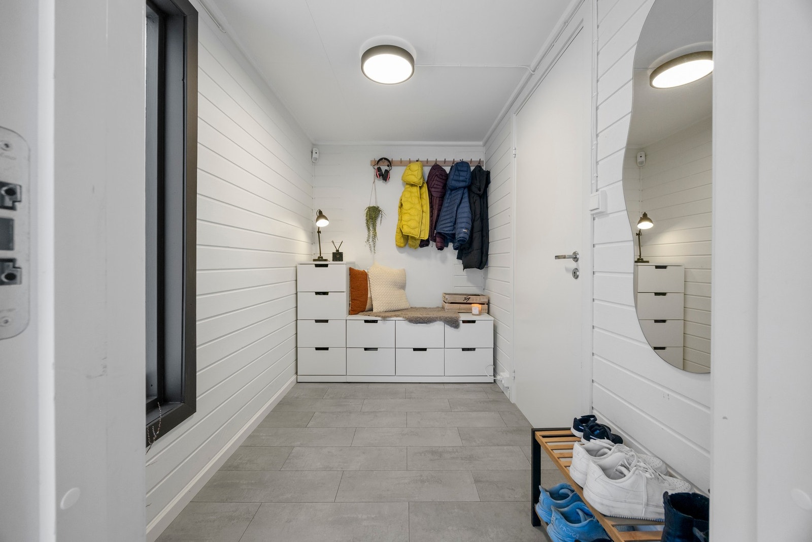 Entré - 4,5 kvm. God plass til oppbevaringsmøbel Galleribilde