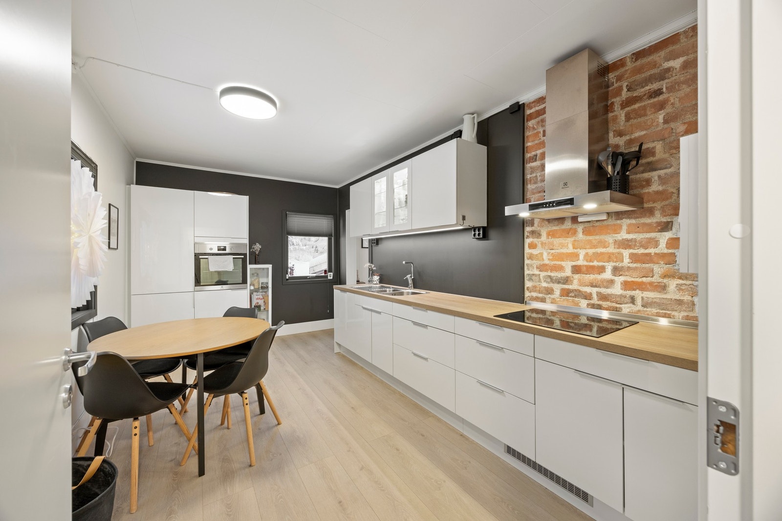 Kjøkken - 14 kvm. Stilren og moderne innredning fra 2022. Galleribilde