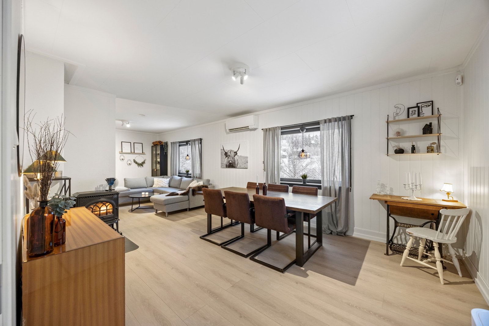 Stue - 33 kvm. God plass til både spisebord og sofagruppe Galleribilde