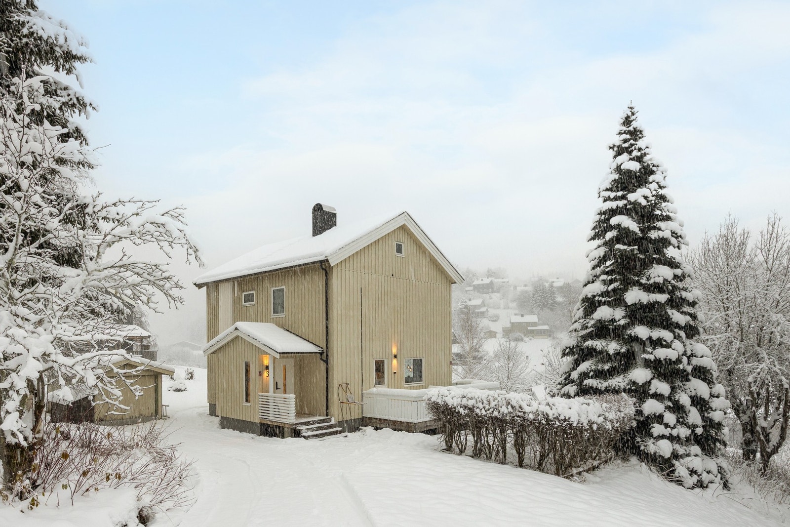 Inngangsparti med takoverbygg Galleribilde