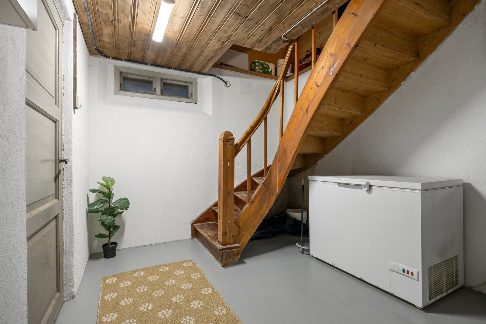 Trapp ned til kjeller. Gang - 11 kvm. Galleribilde