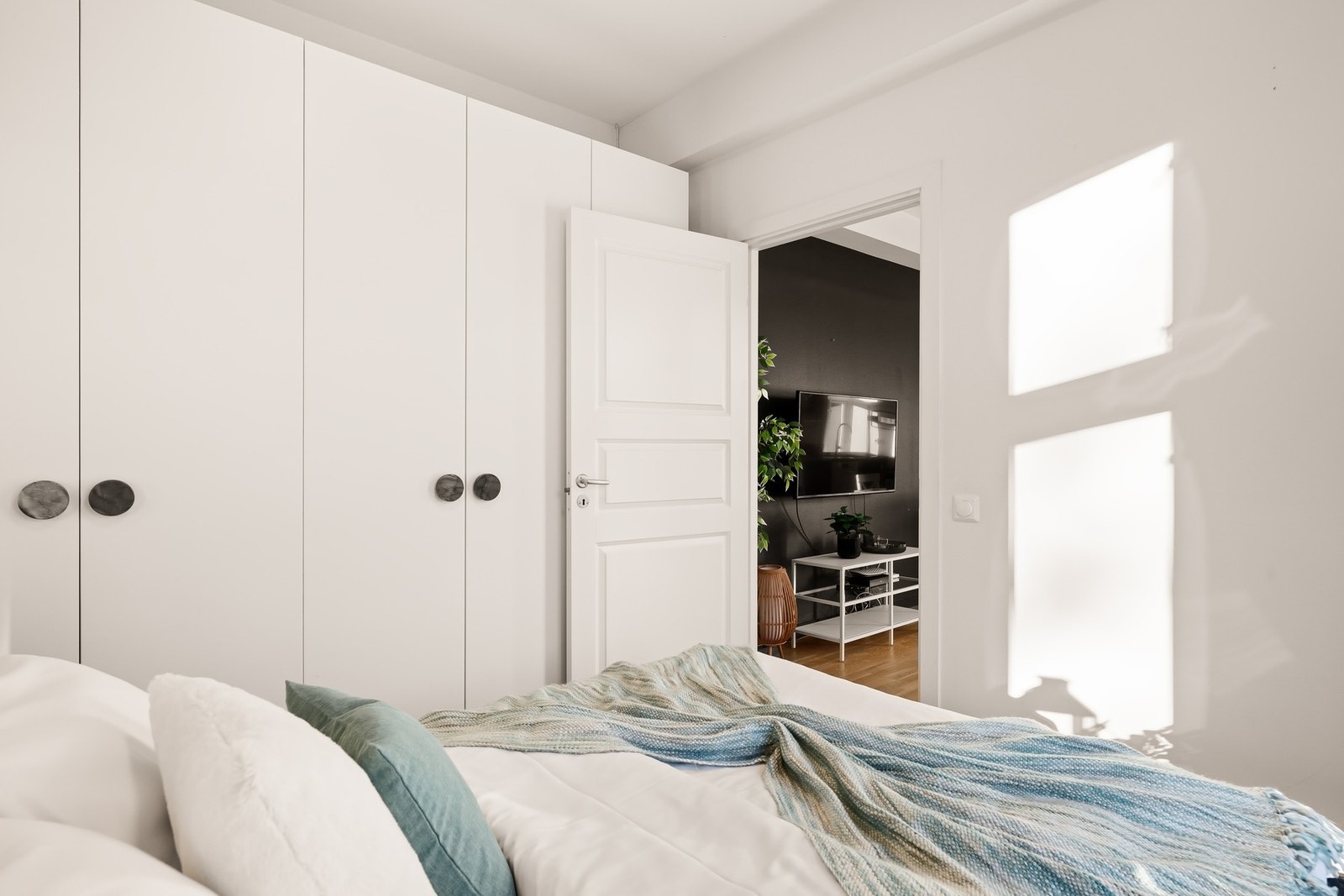 Soverommet har plass til dobbeltseng, garderobeskap og nattbord Galleribilde