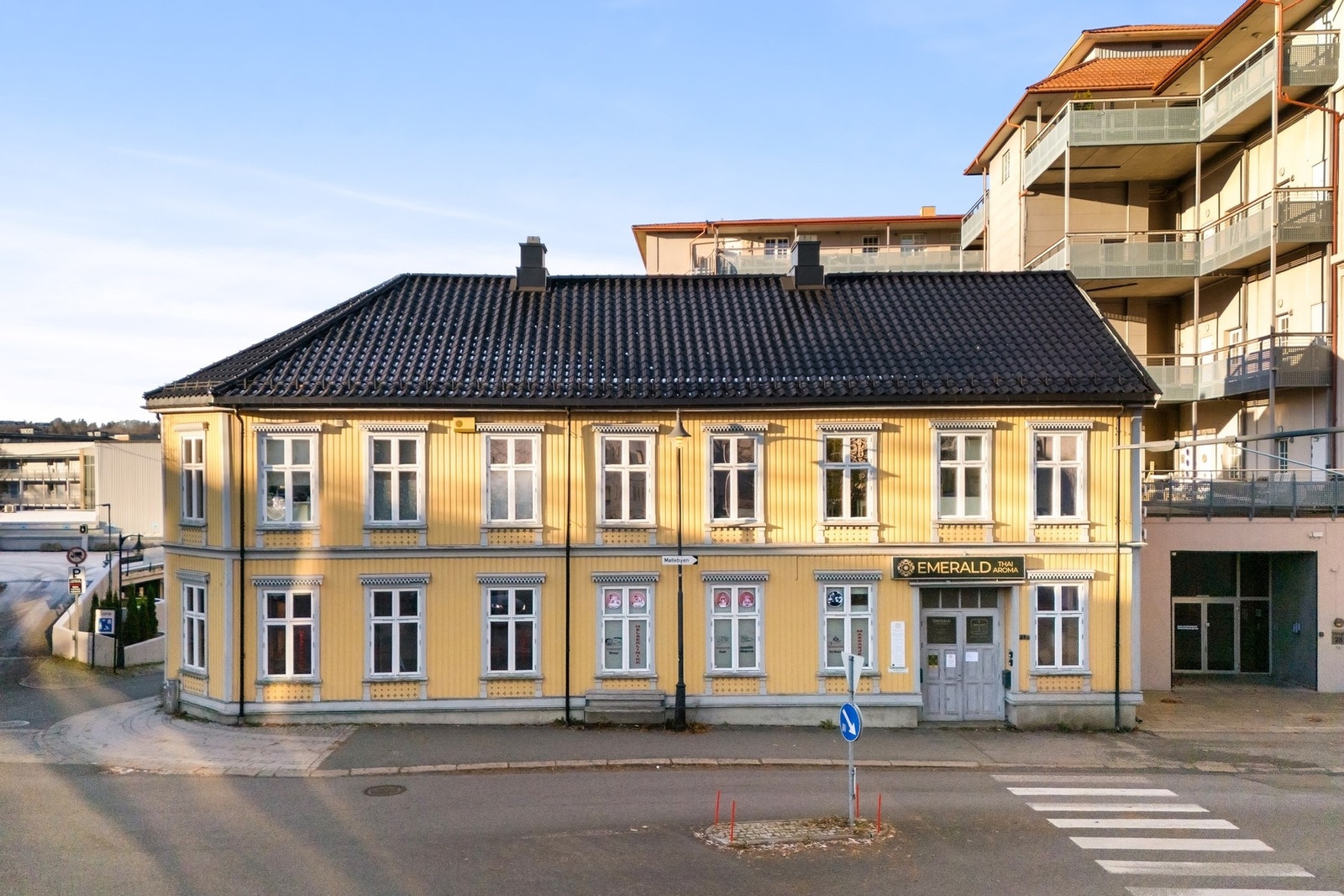 Leiligheten ligger i byggets 2. etasje Galleribilde