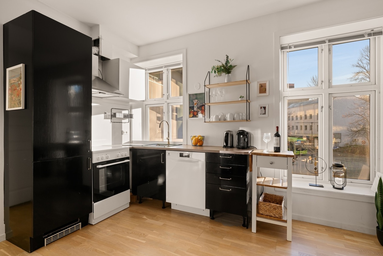 Praktisk kjøkken med malte glatte fronter og laminert benkeplate Galleribilde